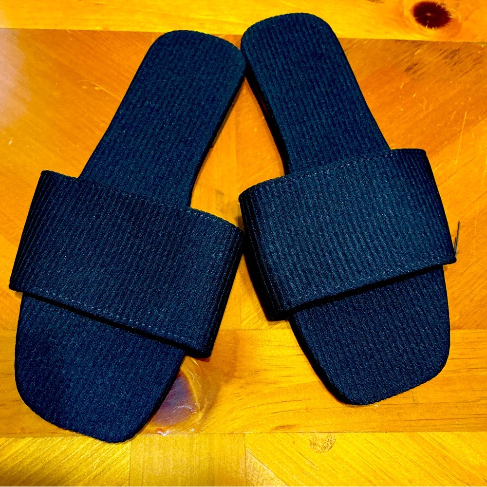 Size 8 women’s sandals/slippers new